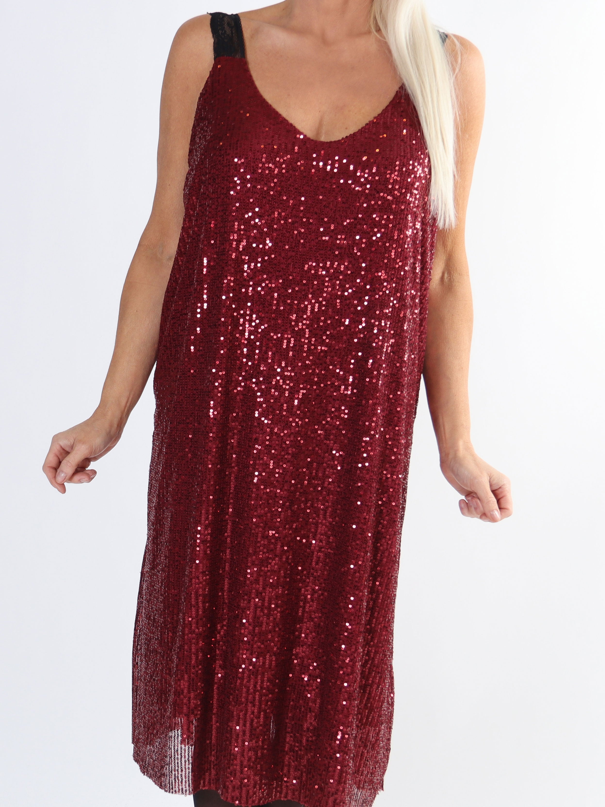 Agathe - Fin plus size pailletkjole med blondestropper